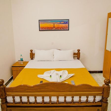 Maison Blanche Near Rock Beach Hotell Pondicherry Exteriör bild