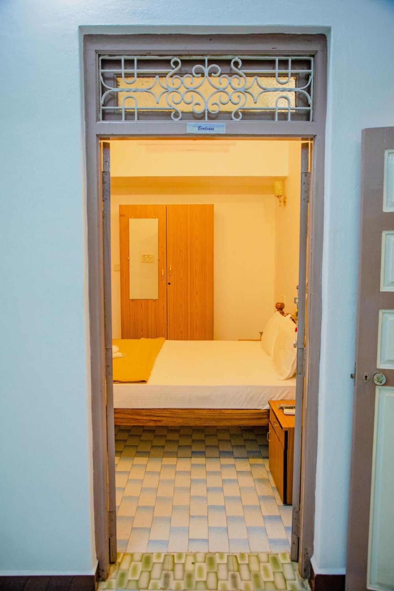 Maison Blanche Near Rock Beach Hotell Pondicherry Exteriör bild