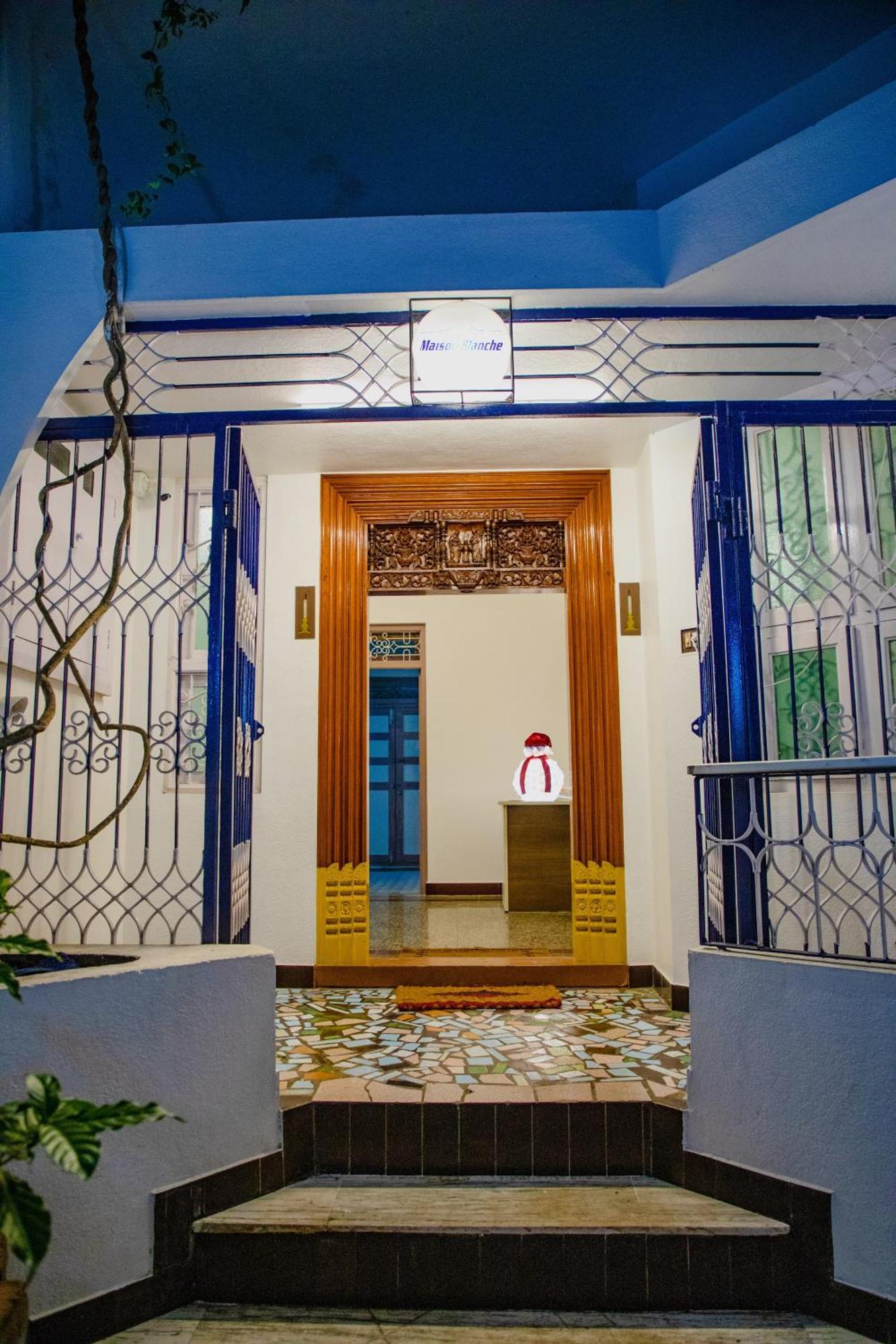 Maison Blanche Near Rock Beach Hotell Pondicherry Exteriör bild