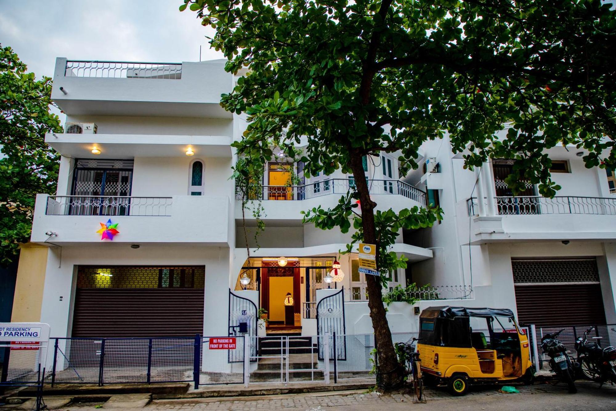 Maison Blanche Near Rock Beach Hotell Pondicherry Exteriör bild