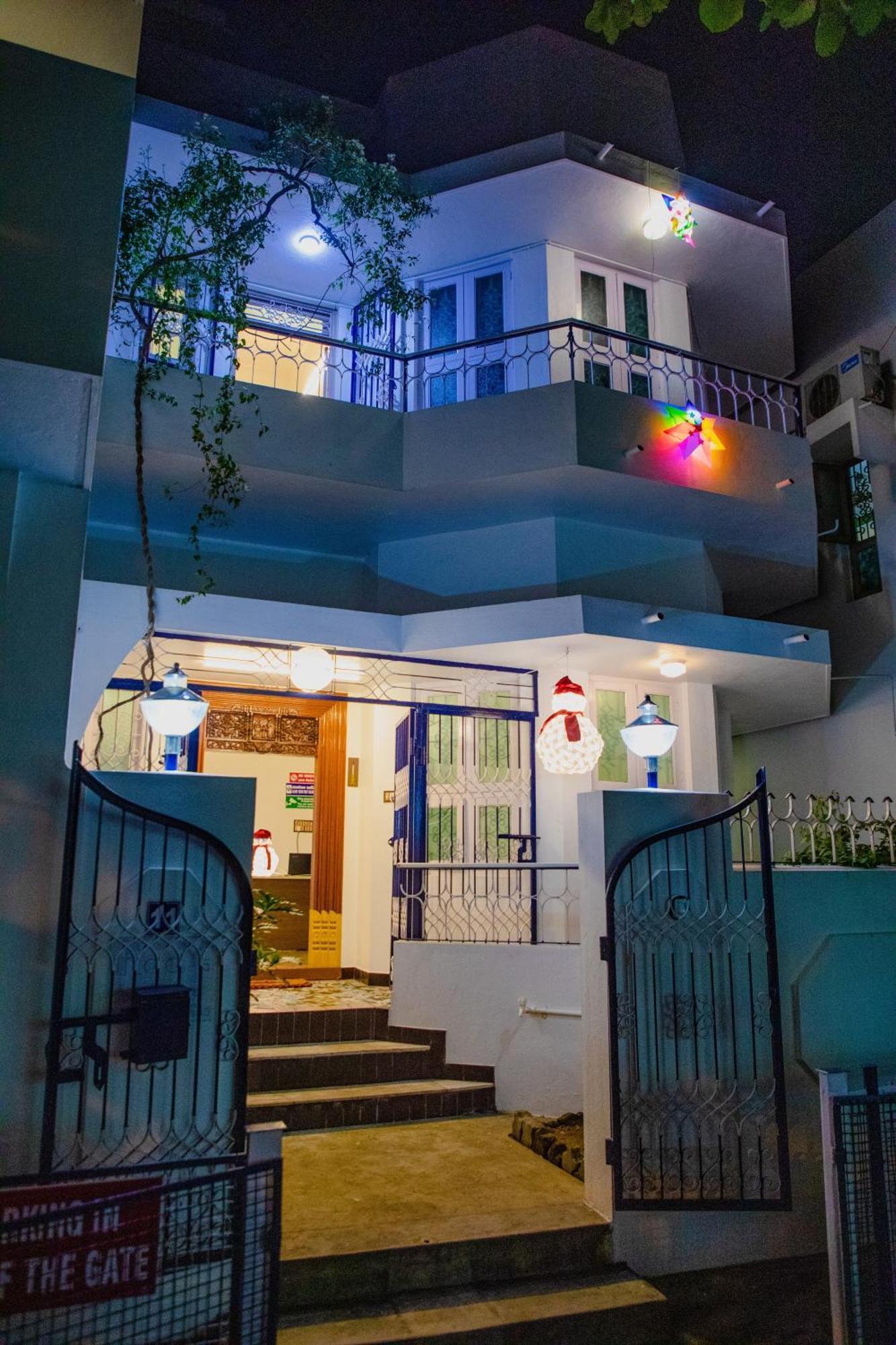 Maison Blanche Near Rock Beach Hotell Pondicherry Exteriör bild