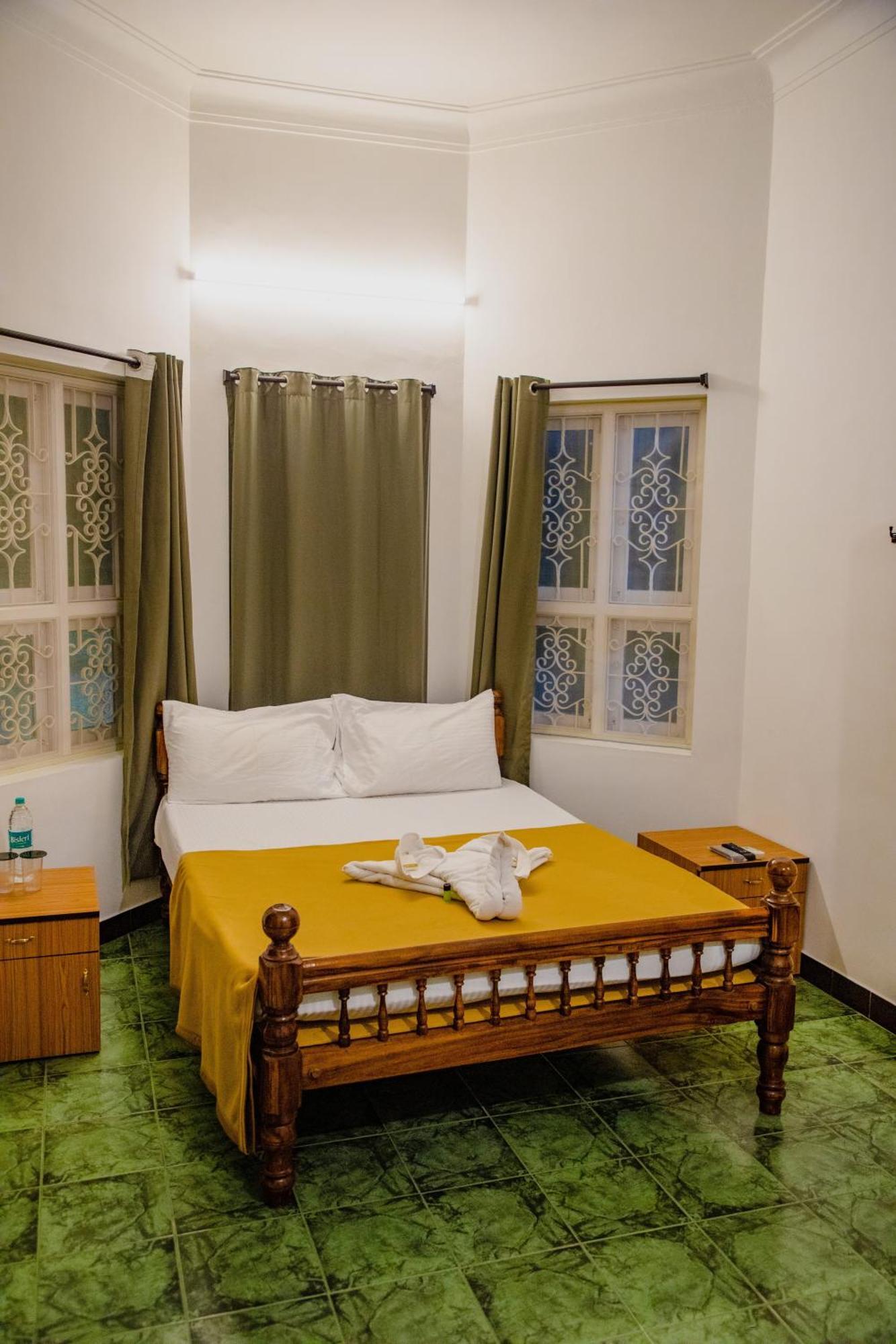 Maison Blanche Near Rock Beach Hotell Pondicherry Exteriör bild