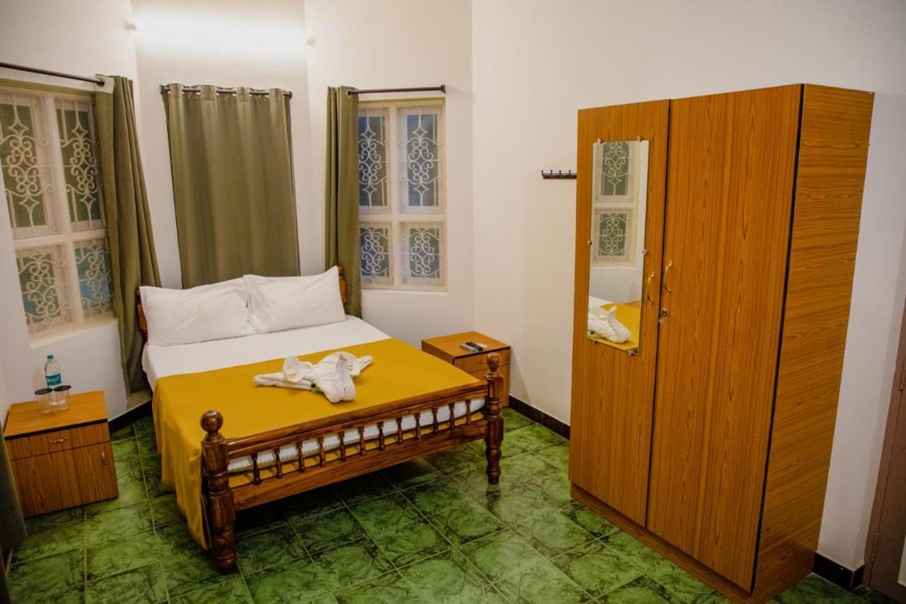 Maison Blanche Near Rock Beach Hotell Pondicherry Exteriör bild